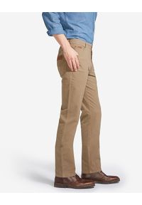 Wrangler - WRANGLER TEXAS MĘSKIE SPODNIE MATERIAŁOWE STRETCH SAFARI KHAKI W121AP178. Kolor: brązowy