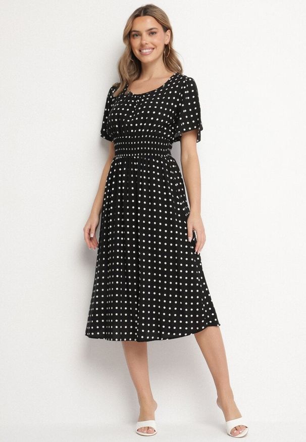 Born2be - Czarna Sukienka z Bawełny Rozkloszowana w Kropki Toliennea. Okazja: na co dzień. Kolor: czarny. Materiał: bawełna. Wzór: kropki. Styl: casual