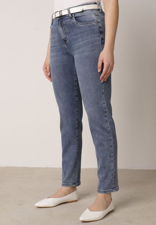 Born2be - Jasnoniebieskie Klasyczne Jeansy Mom Fit z Bawełną Rastorea. Okazja: na co dzień. Kolor: niebieski. Styl: klasyczny
