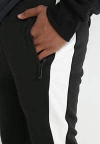 Born2be - Czarno-Białe Spodnie Clysiphe. Kolor: czarny. Materiał: dresówka. Długość: długie. Wzór: jednolity