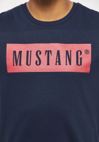 Mustang - MUSTANG STYLE ALEX C LOGO TEE MĘSKI T-SHIRT KOSZULKA NADRUK LOGO BLUE NIGHTS 1013223 4085. Okazja: do pracy, na co dzień. Materiał: bawełna. Wzór: nadruk. Styl: casual, elegancki