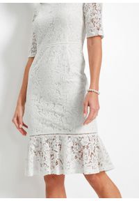 Sukienka koronkowa z falbaną w dolnej części bonprix biel wełny. Kolor: biały. Materiał: wełna, koronka. Wzór: koronka #4