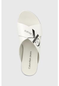 Calvin Klein Jeans klapki skórzane damskie kolor biały na platformie. Kolor: biały. Materiał: skóra. Obcas: na platformie