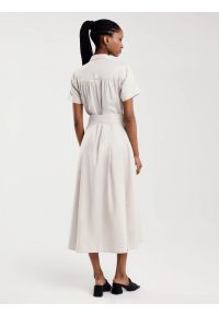 Big-Star - Sukienka damska midi lniana z wiązaniem w pasie beżowa Okire 800. Okazja: na co dzień. Kolor: beżowy. Materiał: len. Długość rękawa: krótki rękaw. Sezon: lato. Typ sukienki: koszulowe, proste. Styl: casual, elegancki. Długość: midi #5