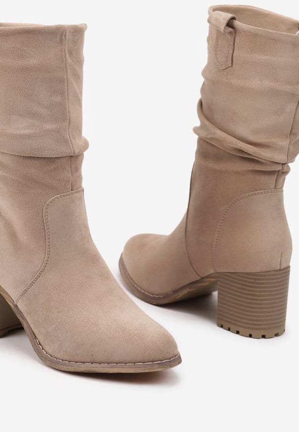 Born2be - Beżowe Botki z Marszczoną Cholewką i Obcasem Typu Słupek Laolinda. Okazja: na co dzień. Kolor: beżowy. Materiał: jeans. Szerokość cholewki: normalna. Obcas: na obcasie. Styl: wizytowy, casual, klasyczny, elegancki. Wysokość obcasa: średni