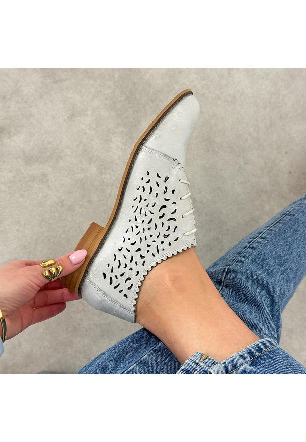 Białe ażurowe skórzane półbuty damskie Cambell 19386. Okazja: na co dzień. Nosek buta: okrągły. Kolor: biały. Szerokość cholewki: normalna. Wzór: ażurowy. Materiał: skóra. Sezon: wiosna, lato. Obcas: na obcasie. Styl: elegancki, klasyczny, casual