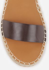 Renee - Ciemnobrązowe Sandały VICES na Plecionej Grubej Podeszwie z Paskiem Wokół Kostki Casilla. Okazja: na spacer, na imprezę. Zapięcie: pasek. Kolor: brązowy. Materiał: koronka. Wzór: haft. Sezon: lato. Styl: elegancki #5