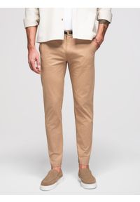 Ombre Clothing - Męskie spodnie chino z ozdobną taśmą w pasie SLIM FIT – piaskowe V5 - Rozmiar: XL. Okazja: na co dzień. Materiał: bawełna, elastan. Styl: casual
