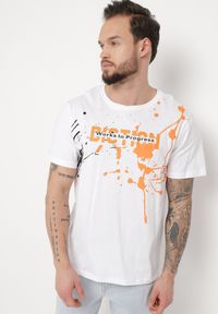 Born2be - Biała Koszulka Bawełniana z Nadrukiem z Przodu Lorasia. Okazja: na co dzień. Kolor: biały. Materiał: bawełna. Wzór: nadruk. Styl: casual #5