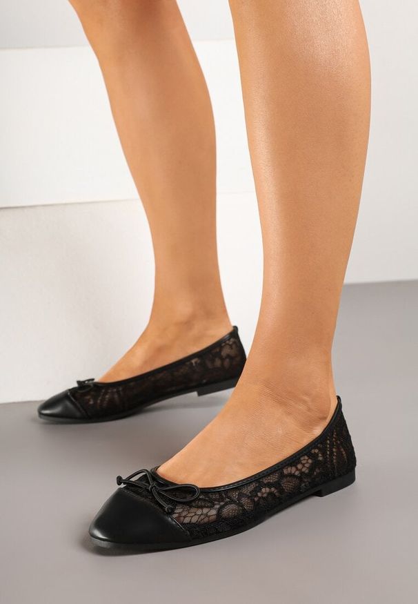Renee - Czarne Koronkowe Balerinki Vices z Ozdobną Kokardką Desanelis. Okazja: na co dzień. Kolor: czarny. Materiał: koronka. Obcas: na obcasie. Styl: elegancki, casual. Wysokość obcasa: niski