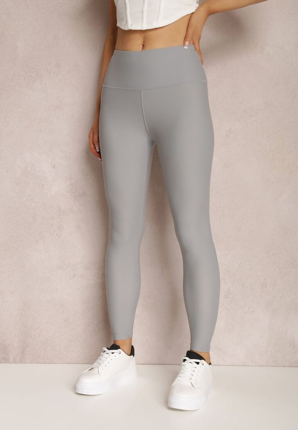 Renee - Szare Legginsy Emilyse. Stan: podwyższony. Kolor: szary. Materiał: dzianina. Długość: długie. Wzór: jednolity, kolorowy. Styl: sportowy
