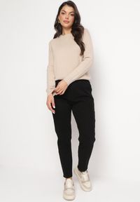 Born2be - Czarne Jeansy Mom Fit z Elastycznej Bawełny Lapiras. Okazja: na co dzień. Stan: podwyższony. Kolor: czarny. Wzór: aplikacja. Styl: wizytowy, elegancki, casual