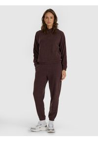 4f - 4F Bluza dresowa nierozpinana z kapturem damska - brązowa S. Okazja: na co dzień. Typ kołnierza: kaptur. Kolor: brązowy. Materiał: dresówka. Styl: casual
