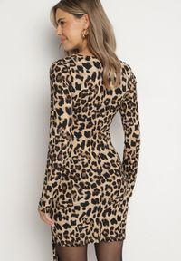 Born2be - Ciemnobeżowa Dopasowana Sukienka Dzianinowa w Panterkę z Ozdobnym Marszczeniem Trilabina. Okazja: na co dzień. Kolor: beżowy. Materiał: dzianina. Długość rękawa: długi rękaw. Wzór: motyw zwierzęcy. Typ sukienki: dopasowane. Styl: klasyczny, casual, elegancki #4