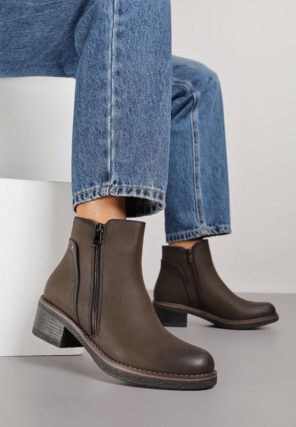 Born2be - Brązowe Botki do Kostki Zdobione Suwakiem przy Cholewce Ilosela. Okazja: na co dzień. Zapięcie: zamek. Kolor: brązowy. Materiał: jeans. Szerokość cholewki: normalna. Wzór: aplikacja. Obcas: na płaskiej podeszwie. Styl: casual, elegancki