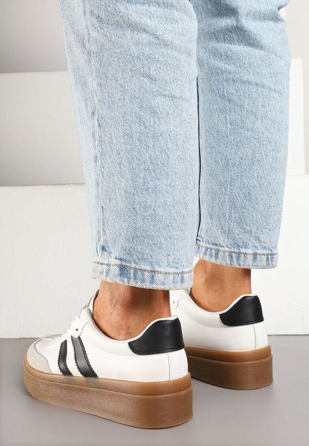 Renee - Biało-Czarne Klasyczne Sneakersy Tenisówki na Niskiej Platformie Denirla. Okazja: na co dzień. Kolor: biały. Materiał: jeans. Obcas: na platformie