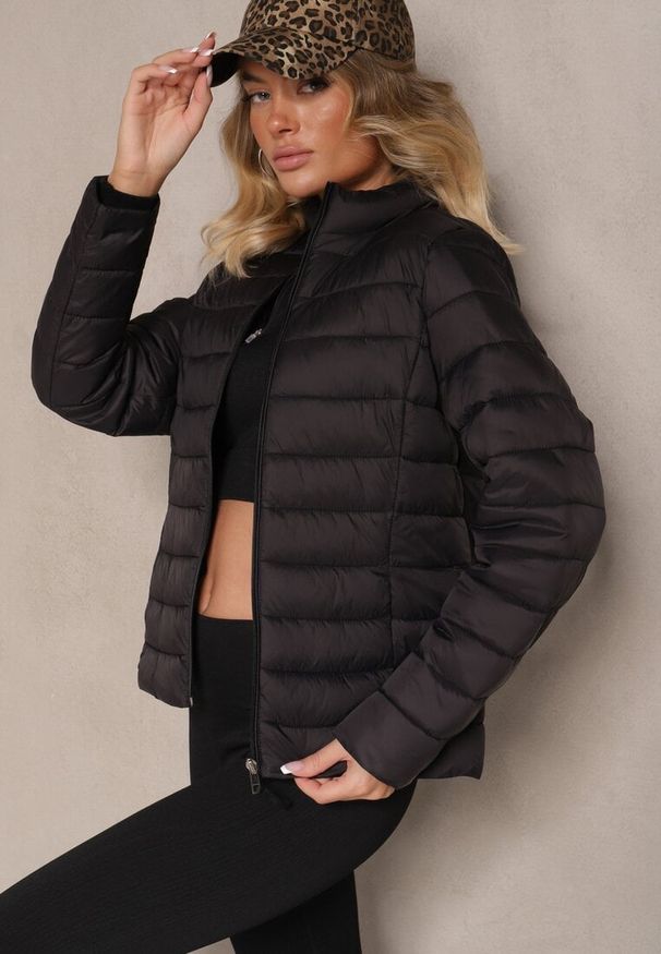 Renee - Czarna Casualowa Kurtka Ozdobiona Pikowaniem Nelionea. Okazja: na co dzień. Kolor: czarny. Materiał: jeans. Wzór: aplikacja. Styl: casual