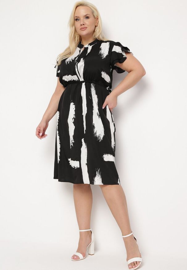 Born2be - Czarno-Biała Sukienka ze Sznurkiem w Pasie i Artystycznym Wzorem Lesidna. Kolor: czarny. Materiał: tkanina. Długość rękawa: krótki rękaw