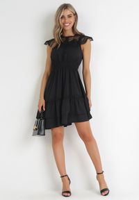 Born2be - Czarna Koronkowa Sukienka Mini z Gumką w Pasie i Falbanką Difro. Kolor: czarny. Materiał: koronka. Wzór: koronka. Długość: mini #4