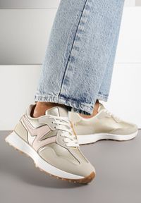Born2be - Złote Sneakersy na Płaskiej Podeszwie z Geometryczną Wstawką Helidi. Nosek buta: okrągły. Zapięcie: sznurówki. Kolor: złoty. Wzór: geometria. Obcas: na płaskiej podeszwie. Wysokość obcasa: niski