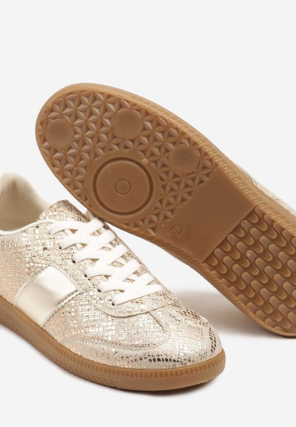 Renee - Złote Wężowe Sneakersy Tenisówki w Kultowym Stylu Neolithaen. Okazja: na co dzień. Zapięcie: sznurówki. Kolor: złoty. Materiał: jeans