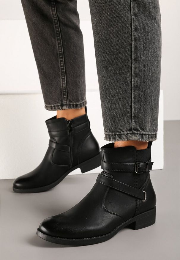 Born2be - Czarne Botki Sztyblety Zdobione Paskami z Klamerkami Delrith. Okazja: na co dzień. Zapięcie: pasek. Kolor: czarny. Materiał: jeans. Wzór: aplikacja. Obcas: na obcasie. Styl: elegancki, casual. Wysokość obcasa: średni