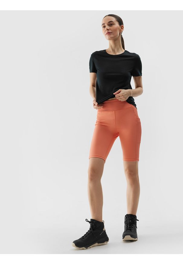 4f - Legginsy kolarki do biegania w terenie szybkoschnące damskie - łososiowe. Stan: podwyższony. Kolor: pomarańczowy. Materiał: włókno, tkanina, elastan, dzianina, materiał, syntetyk. Długość: krótkie. Wzór: gładki, jednolity, kolorowy, ze splotem. Sport: bieganie, fitness