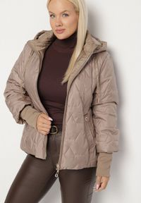 Born2be - Ciemnobeżowa Pikowana Kurtka z Kapturem i Przedłużonym Tyłem Tulunia. Okazja: na spacer. Typ kołnierza: kaptur. Kolekcja: plus size. Kolor: beżowy. Materiał: jeans. Wzór: aplikacja. Styl: elegancki #4