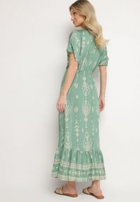 Born2be - Zielona Sukienka Rozkloszowana z Wiskozą w Boho Wzór z Falbaną Turaline. Typ kołnierza: kołnierz z falbankami. Kolor: zielony. Materiał: wiskoza. Sezon: lato. Typ sukienki: rozkloszowane. Styl: boho #2