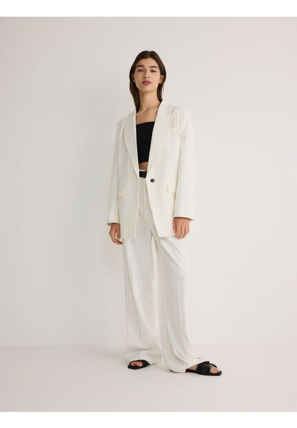 Reserved - Spodnie w prążek - biały. Kolor: biały. Materiał: wiskoza, tkanina. Wzór: prążki