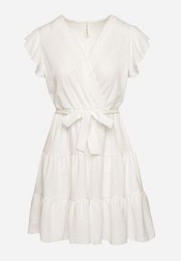 Born2be - Biała Kopertowa Sukienka Ozdobiona Falbanami i Paskiem Liliessa. Okazja: na co dzień. Typ kołnierza: dekolt w kształcie V. Kolor: biały. Wzór: aplikacja. Typ sukienki: kopertowe. Styl: elegancki, casual, klasyczny #7