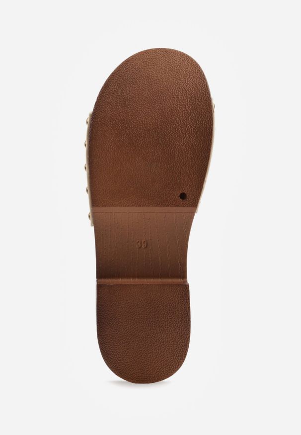 Born2be - Beżowe Klapki z Metaliczną Ozdobą i Nitami Noriche. Okazja: na co dzień. Kolor: beżowy. Wzór: aplikacja. Styl: casual, klasyczny