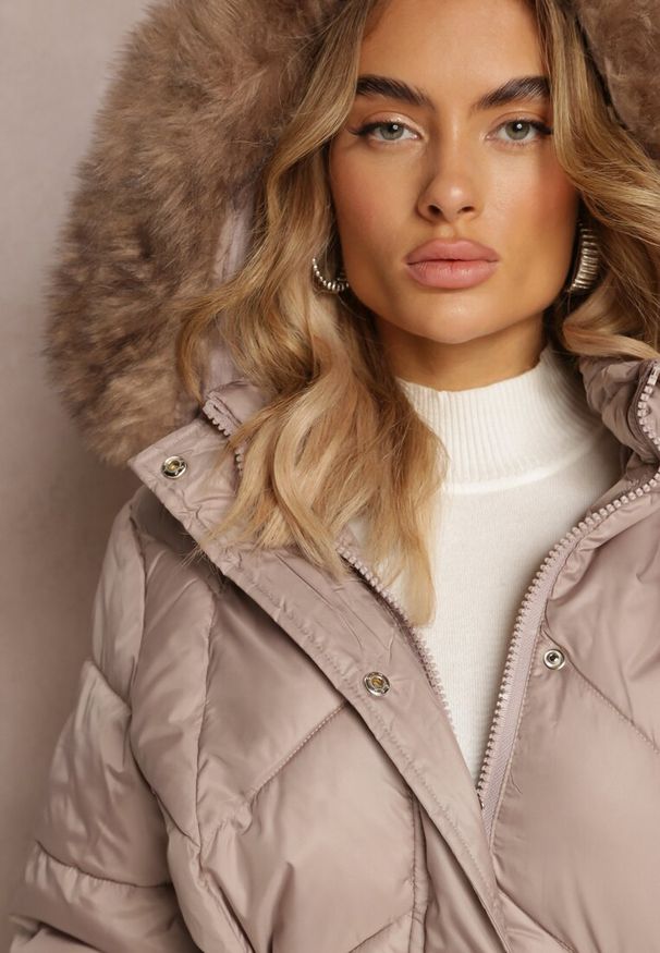 Renee - Beżowa Długa Pikowana Kurtka w Stylu Parki z Troczkiem w Pasie i Sztucznym Futerkiem Abelasa. Kolor: beżowy. Materiał: futro. Długość: długie. Wzór: aplikacja