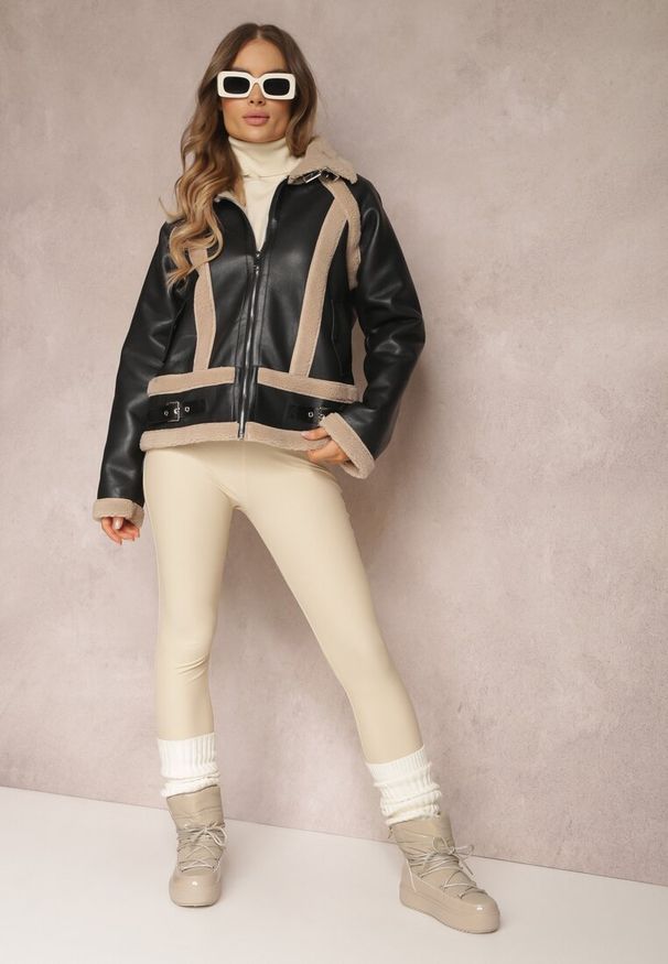 Renee - Czarna Kurtka Biker z Imitacji Skóry i Kożuszkiem Nilos. Kolor: czarny. Materiał: skóra. Długość: krótkie. Wzór: paski. Sezon: zima, jesień