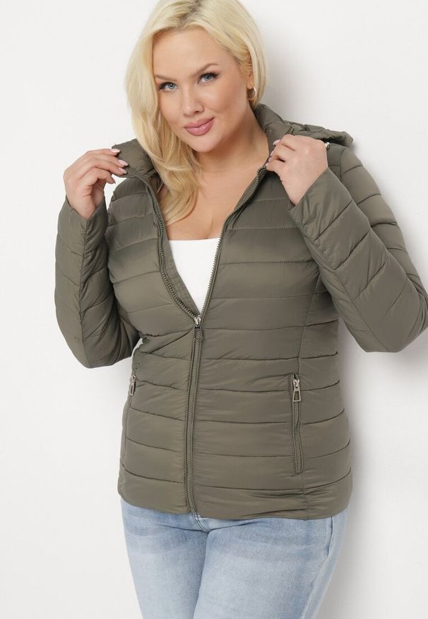 Born2be - Ciemnozielona Kurtka Pikowana Stelle. Okazja: na co dzień. Kolekcja: plus size. Kolor: zielony. Długość: długie. Wzór: gładki. Materiał: materiał, tkanina. Długość rękawa: długi rękaw. Sezon: jesień, zima. Styl: casual