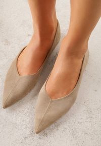 Born2be - Ciemnobeżowe Balerinki z Imitacji Zamszu z Noskiem w Szpic Egynome. Okazja: na co dzień, na spotkanie biznesowe, do pracy. Kolor: zielony. Materiał: zamsz. Styl: casual, biznesowy, elegancki #6