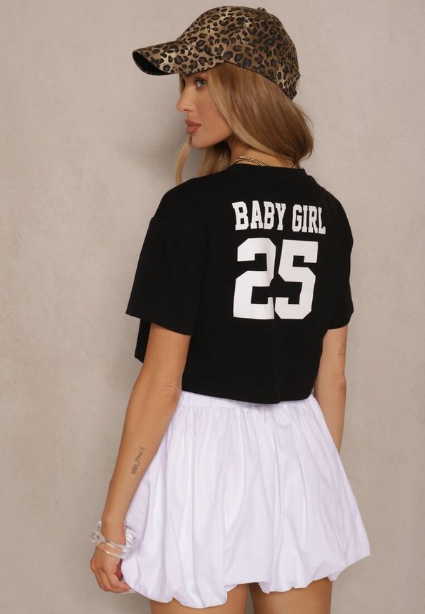 Renee - Czarny Krótki T-shirt z Bawełny o Kroju Oversize Zarvela. Okazja: na co dzień. Kolor: czarny. Materiał: bawełna. Długość: krótkie. Wzór: aplikacja. Styl: sportowy, casual, elegancki
