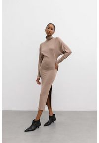 Marsala - Sukienka dzianinowa w kolorze GINGER MELANGE - AVILA-XS/S. Typ kołnierza: golf. Materiał: dzianina. Wzór: gładki. Styl: elegancki. Długość: maxi
