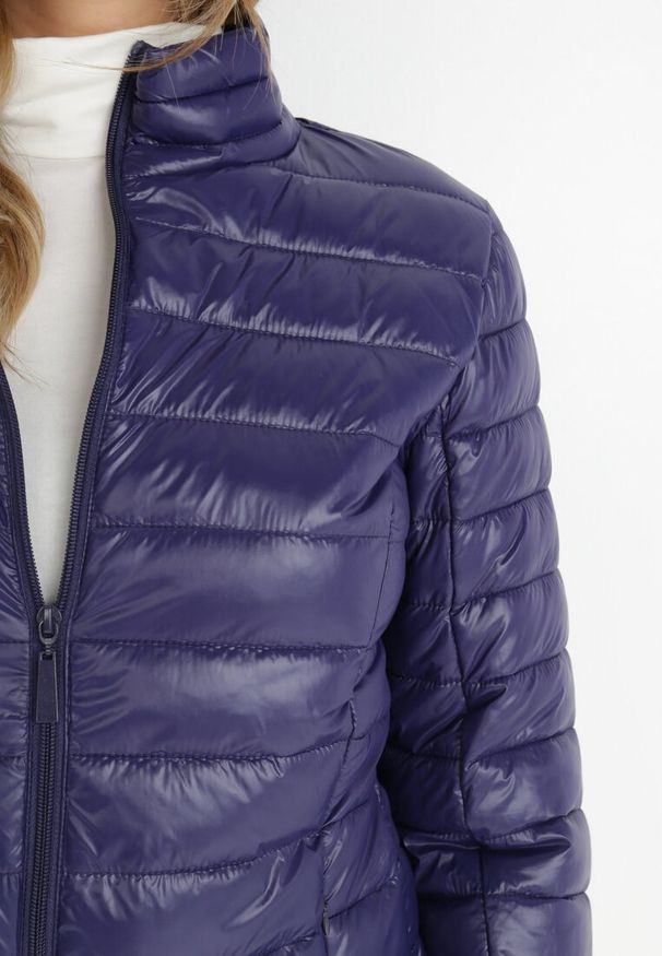 Born2be - Granatowa Kurtka Pikowana Manilia. Typ kołnierza: kołnierzyk stójkowy. Kolor: niebieski. Długość rękawa: długi rękaw. Długość: długie. Wzór: jednolity. Sezon: wiosna, jesień