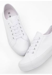bonprix - Sneakersy na platformie z bawełnianego płótna. Kolor: biały. Materiał: bawełna. Obcas: na platformie #2