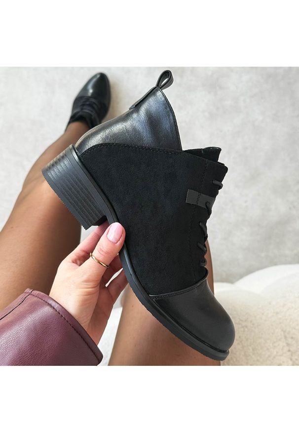 Czarne płaskie botki damskie M.Daszyński 2458-7. Okazja: na co dzień, na spacer. Zapięcie: sznurówki. Kolor: czarny. Materiał: zamsz, skóra. Sezon: zima, jesień. Obcas: na obcasie. Styl: casual, elegancki, klasyczny. Wysokość obcasa: niski