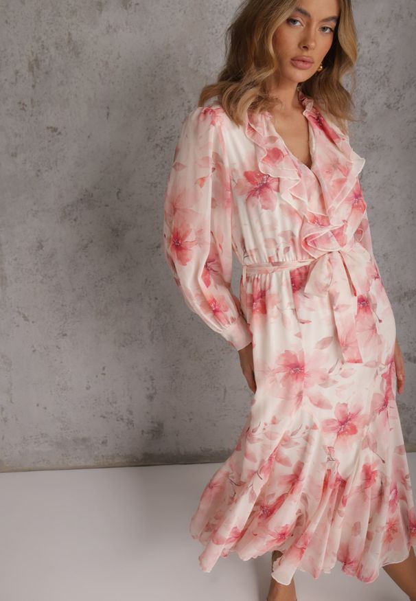 Renee - Różowa Eteryczna Sukienka Zdobiona Falbankami i Wiązanym Paskiem Rhelaith. Okazja: na imprezę, na randkę. Typ kołnierza: kołnierz z falbankami. Kolor: różowy. Materiał: poliester. Wzór: aplikacja. Styl: boho