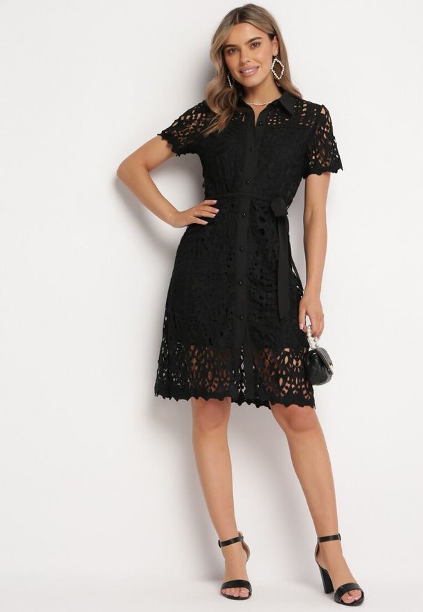 Born2be - Czarna Ażurowa Sukienka Koszulowa Midi z Wiązanym Paskiem Pamy. Kolor: czarny. Materiał: materiał, koronka. Długość rękawa: krótki rękaw. Wzór: ażurowy. Typ sukienki: koszulowe. Styl: klasyczny. Długość: midi