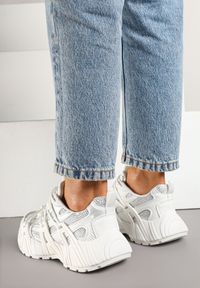 Born2be - Białe Sneakersy na Grubej Podeszwie Ozdobione Tłoczeniem Zardisa. Okazja: na co dzień. Kolor: biały. Materiał: jeans. Wzór: aplikacja