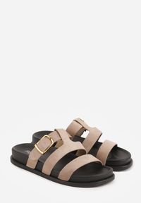 Born2be - Ciemnobeżowe Klapki z Geometryczną Cholewką i Klamrą z Boku Endrita. Okazja: na co dzień. Kolor: beżowy. Wzór: geometria. Styl: casual, klasyczny #3