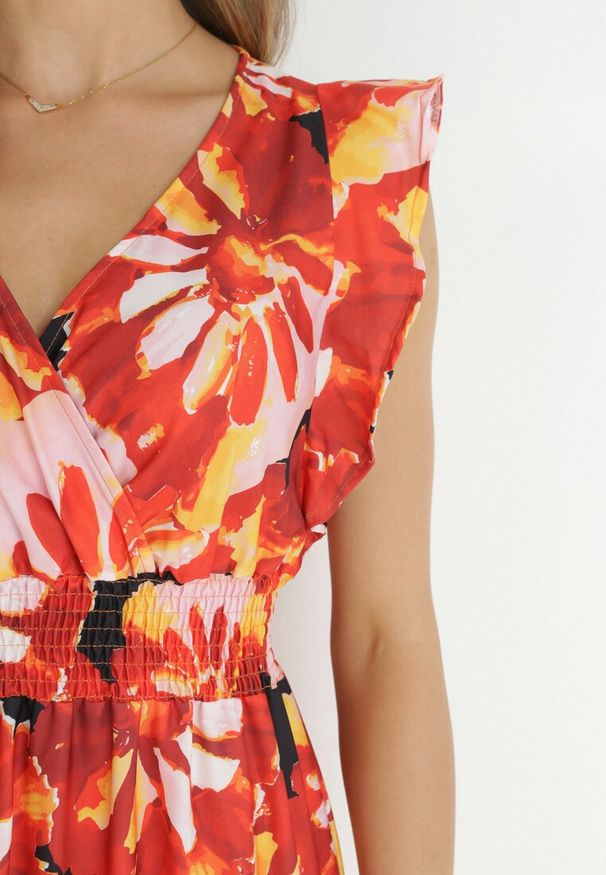 Born2be - Czerwona Rozkloszowana Sukienka z Kopertowym Dekoltem i Falbankami Santila. Typ kołnierza: kołnierz z falbankami. Kolor: czerwony. Wzór: aplikacja. Typ sukienki: kopertowe. Długość: maxi