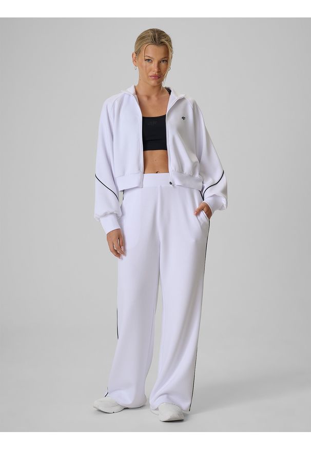 4f - 4F Bluza dresowa regular bez kaptura damska - biała S. Okazja: na co dzień. Typ kołnierza: bez kaptura. Kolor: biały. Materiał: dresówka. Długość rękawa: raglanowy rękaw. Długość: długie. Styl: casual, sportowy