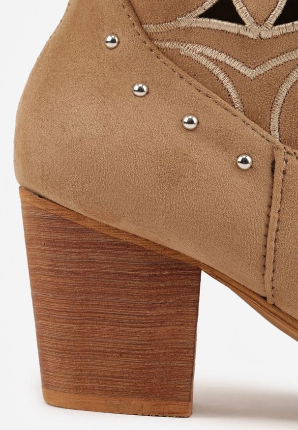 Renee - Ciemnobeżowe Ażurowe Botki Kowbojki VICES na Stożku Zdobione Nitami Sennatea. Okazja: na spacer. Kolor: beżowy. Materiał: zamsz, jeans. Wzór: aplikacja, ażurowy. Sezon: lato. Obcas: na stożku. Styl: elegancki, boho. Wysokość obcasa: średni