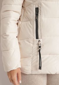 Born2be - Jasnobeżowa Pikowana Kurtka z Odpinanym Kapturem z Futerkiem Zinmora. Okazja: na co dzień. Kolor: beżowy. Materiał: futro. Długość rękawa: długi rękaw. Długość: długie. Sezon: zima. Styl: klasyczny, casual, elegancki #6