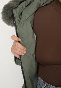 Born2be - Zielona Taliowana Kurtka z Pikowanymi Przeszyciami i Kapturem z Futrem Avileria. Okazja: na co dzień, na spacer. Kolekcja: plus size. Kolor: zielony. Materiał: futro. Styl: casual #4